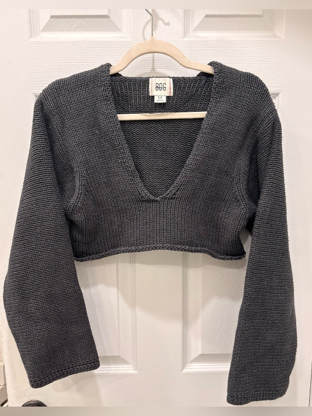 BDG Urban Outfitters Charcoal Gray Ribbed V Neck Very Cropped Sweater Size S